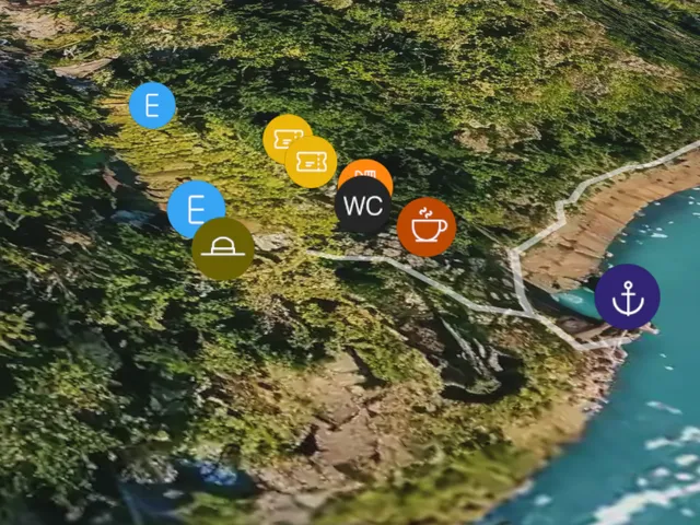 Accesos y servicios (entradas, baños, cafetería) señalados en el mapa 3D