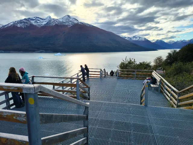 Mirador con pasarela sobre el lago y las montañas en el Glaciar Perito Moreno